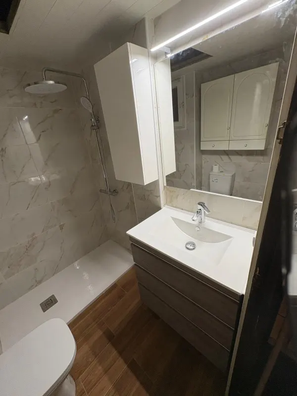 Baño con suelo de roble y espejo retroiluminado LED - Barcelona