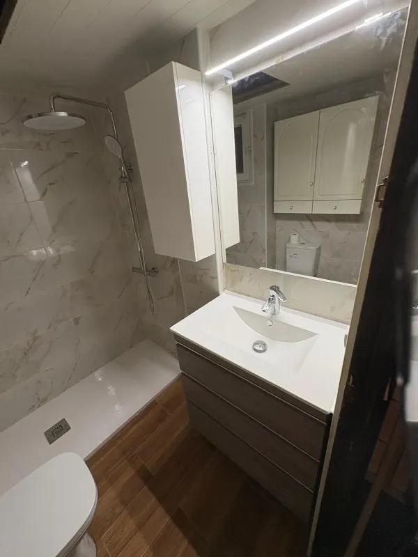 Mueble de baño suspendido con espejo LED - Reformas Gustavo Barcelona