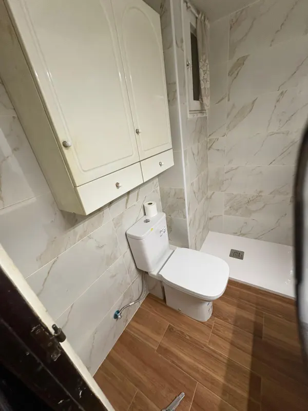 Ducha amplia con mampara de cristal templado en Barcelona