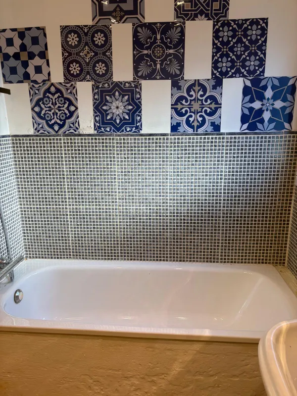 Detalle de revestimiento cerámico y grifería moderna en baño reformado